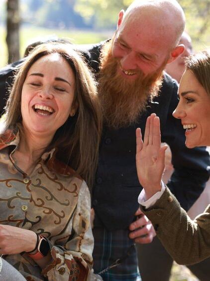 Prinzessin Kate hatte sichtlich Spaß in Austausch mit den Kindern und den Eltern.