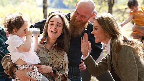 Prinzessin Kate hatte sichtlich Spaß in Austausch mit den Kindern und den Eltern.