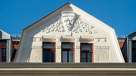 Das denkmalgesch&uuml;tzte Geb&auml;ude mit Zwerchgiebel und reichem Stuckdekor im Jugendstil entstand um 1900.