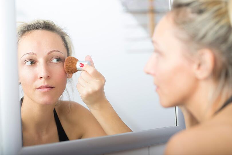 Sie geben viel Geld für Kosmetikprodukte aus, aber haben immer noch unreine Haut? Dann sollten Sie mal Ihr Werkzeug checken: Unreine Make-up-Pinsel führen zu unreiner Haut. Ohne regelmäßige Reinigung sind sie der ideale Herd für Bakterien, die Sie direkt an Ihre Haut weitergeben. Reinigen Sie Ihre Pinsel täglich oder zumindest einmal wöchentlich mit einem speziellen Pinselreiniger. Auch Natron bewirkt wahre Wunder bei der Reinigung. Sie geben viel Geld für Kosmetikprodukte aus, aber haben immer noch unreine Haut? Dann sollten Sie mal Ihr Werkzeug checken: Unreine Make-up-Pinsel führen zu unreiner Haut. Ohne regelmäßige Reinigung sind sie der ideale Herd für Bakterien, die Sie direkt an Ihre Haut weitergeben. Reinigen Sie Ihre Pinsel täglich oder zumindest einmal wöchentlich mit einem speziellen Pinselreiniger. Auch Natron bewirkt wahre Wunder bei der Reinigung.