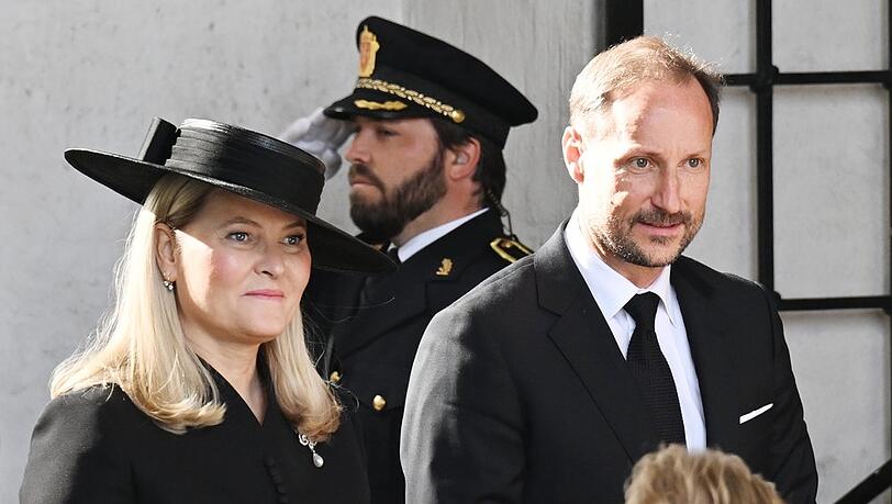 Königin Mette-Marit und König Haakon bei der Trauerfeier für die verstorbene Prinzessin Astrid. Königin Mette-Marit und König Haakon bei der Trauerfeier für die verstorbene Prinzessin Astrid.