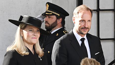 K&ouml;nigin Mette-Marit und K&ouml;nig Haakon bei der Trauerfeier f&uuml;r die verstorbene Prinzessin Astrid.