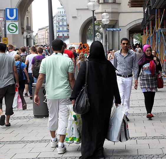 Ganz allgemein wird gerne konsumiert. Schmuck geht ja wirklich immer.