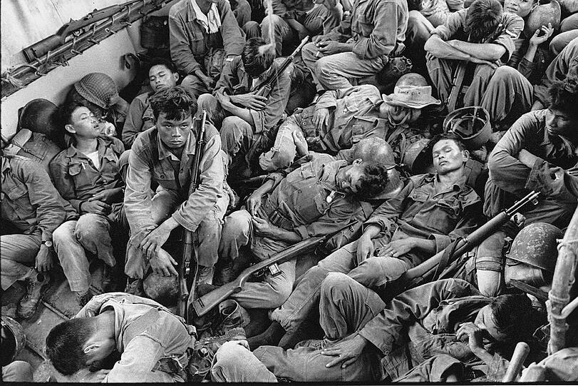 Südvietnamesische Regierungstruppen schlafen im August 1962 in einem Truppenfahrzeug der US-Navy auf dem Rückweg in die Provinzhauptstadt Ca Mau.