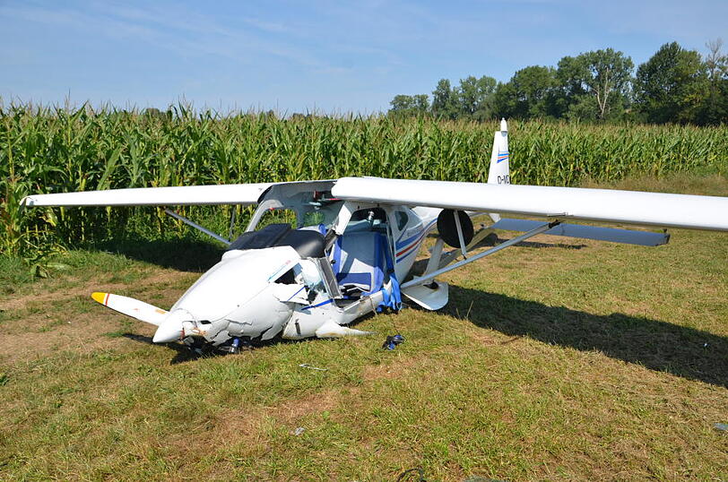 Die Bilder vom Absturzort: Ein Leichtflugzeug ist kurz nach dem Start wieder auf dem Boden aufgeschlagen.