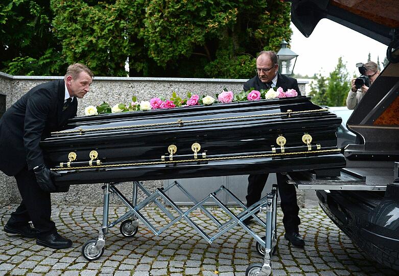 Joachim Blacky Fuchsberger wird im Sarg abtransportiert: Bilder vor seiner Villa in Grünwald bei München.