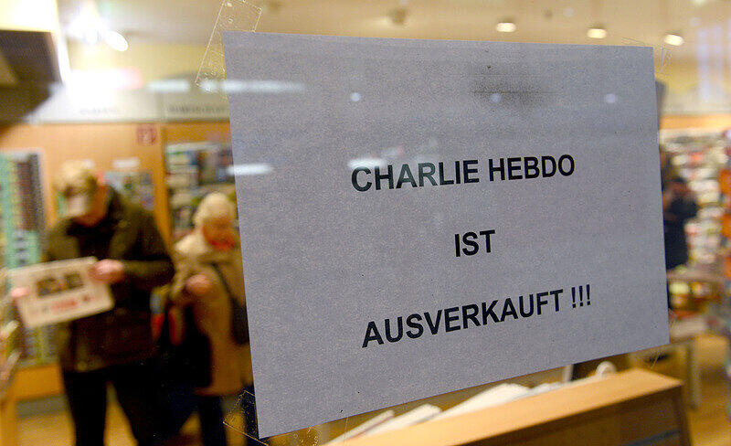 In dem Fenster einer Pressebuchhandlung hängt schon am frühen Morgen in Essen (Nordrhein-Westfalen) ein Zettel mit dem Hinweis "Charlie Hebdo ist ausverkauft". Die Pressebuchhandlung im Hauptbahnhof hatte drei Exemplare der französischen Satirezeitschrift Charlie Hebdo bekommen, diese waren schnell vergriffen.