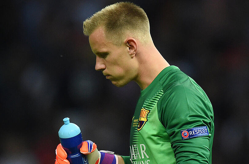 Geschlagen gehen Barcelonas Spieler nach der Niederlage gegen Celta Vigo vom Platz.