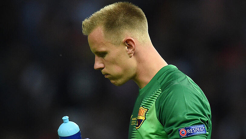 Geschlagen gehen Barcelonas Spieler nach der Niederlage gegen Celta Vigo vom Platz. Geschlagen gehen Barcelonas Spieler nach der Niederlage gegen Celta Vigo vom Platz.