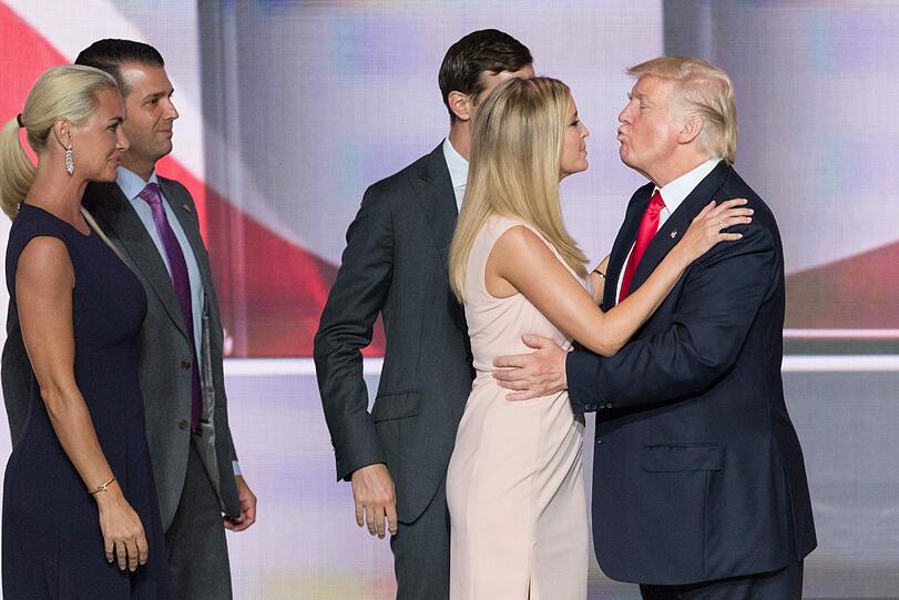 Haben ein inniges Verhältnis: Donald Trump herzte seine Tochter nach Wahlkampfreden.