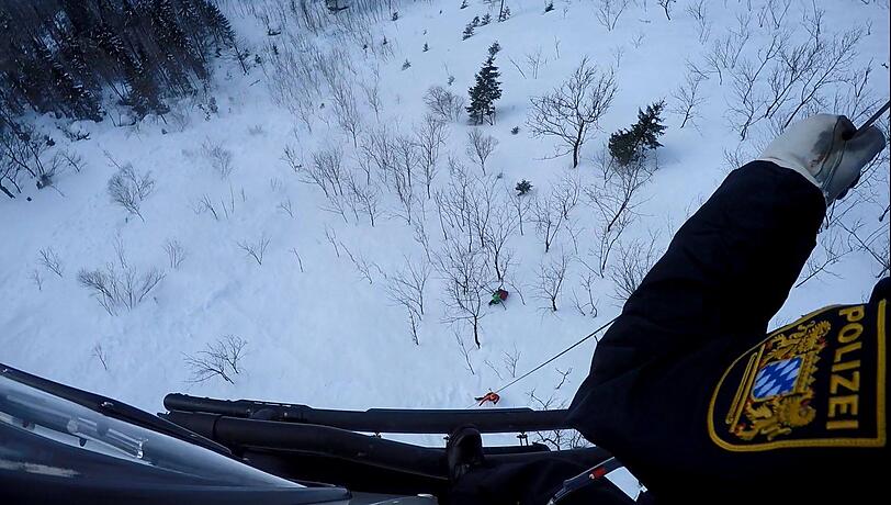 Bilder vom aktuellen Einsatz der Bergwacht Berchtesgaden. Die Leiche des Vaters wurde mithilfe eines Hubschraubers geborgen.