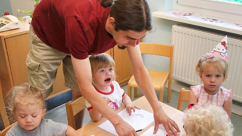 Früh übt sich - aber bitte spielerisch. Bereits im Kindergarten wird der Grundstein für die spätere Schulzeit gelegt. Früh übt sich - aber bitte spielerisch. Bereits im Kindergarten wird der Grundstein für die spätere Schulzeit gelegt.