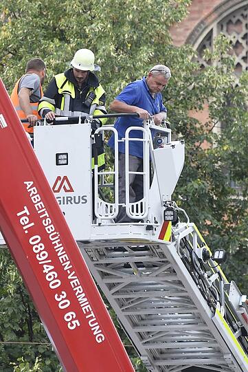 Gefährlich war die Situation für zwei Arbeiter in einer Hebebühne...