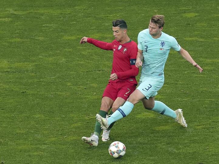 Matthijs de Ligt (r) im Finale der Nations League im Zweikampf mit Cristiano Ronaldo.