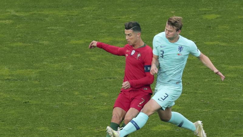 Matthijs de Ligt (r) im Finale der Nations League im Zweikampf mit Cristiano Ronaldo. Matthijs de Ligt (r) im Finale der Nations League im Zweikampf mit Cristiano Ronaldo.
