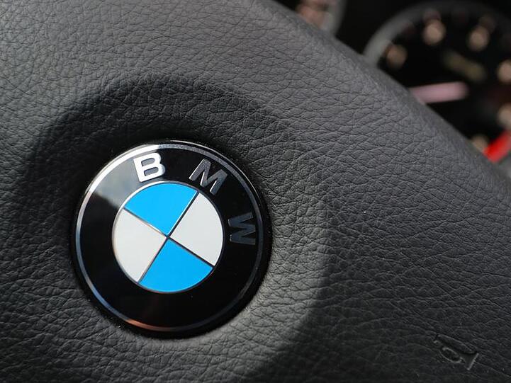 Ein BMW-Logo. Foto: Karl-Josef Hildenbrand/Archiv
