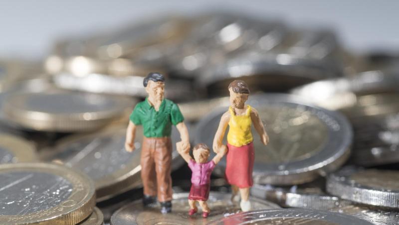 Eine Familie aus Spielfiguren ist auf einem Haufen Euromünzen zu sehen. Foto: Marc Müller/Archiv Eine Familie aus Spielfiguren ist auf einem Haufen Euromünzen zu sehen. Foto: Marc Müller/Archiv