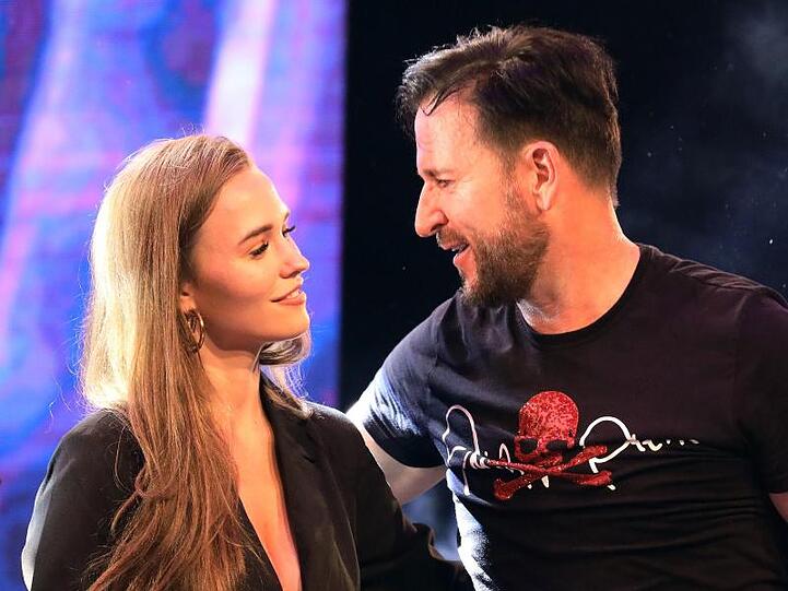 Sie tanzt, er schaut zu: Laura Müller und Michael Wendler.