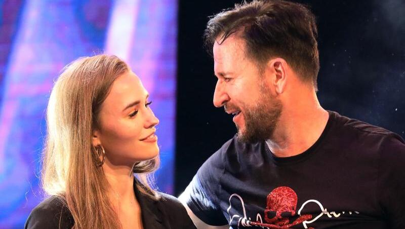 Sie tanzt, er schaut zu: Laura Müller und Michael Wendler. Sie tanzt, er schaut zu: Laura Müller und Michael Wendler.