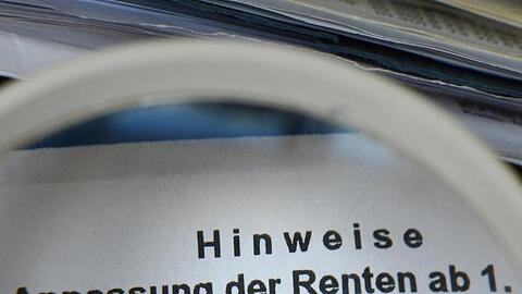 Nach jahrelangen Rentensteigerungen fällt die sonst im Sommer übliche Erhöhung der Altersbezüge in diesem Jahr wegen der Corona-Krise im Westen Deutschlands aus.