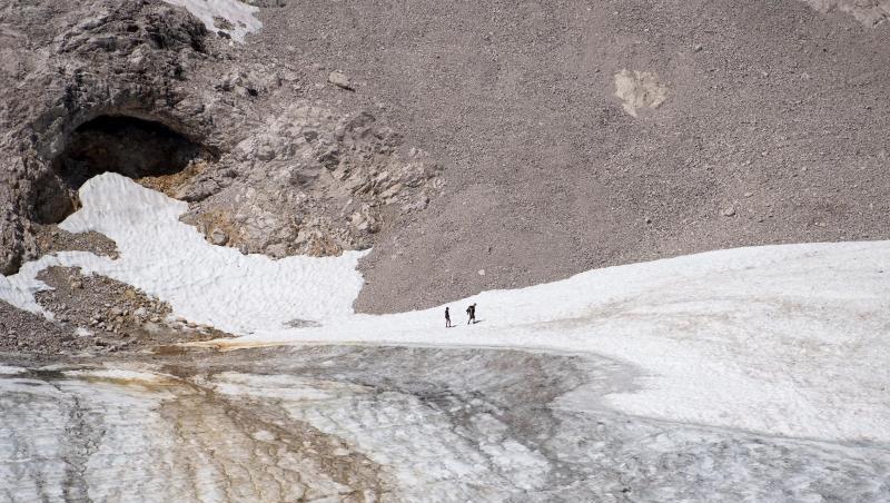 Ausflügler auf der Zugspitze bei einem Spaziergang über den Gletscher in Garmisch-Partenkirchen.