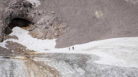 Ausflügler auf der Zugspitze bei einem Spaziergang über den Gletscher in Garmisch-Partenkirchen.