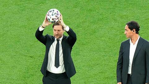 Italiens Fu&szlig;balllegende Francesco Totti (l) zeigt, was in den n&auml;chsten Wochen im Mittelpunkt steht-.