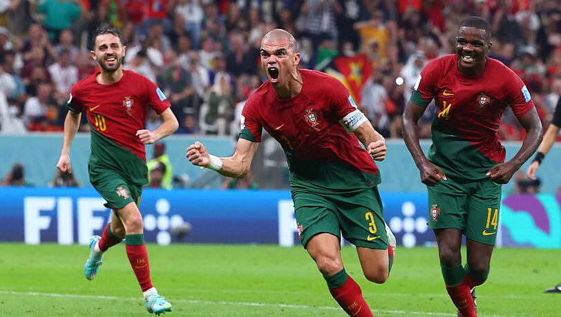 Portugals Pepe (M) jubelt nach seinem Tor zum 2:0 gegen die Schweiz.