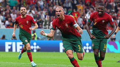 Portugals Pepe (M) jubelt nach seinem Tor zum 2:0 gegen die Schweiz.
