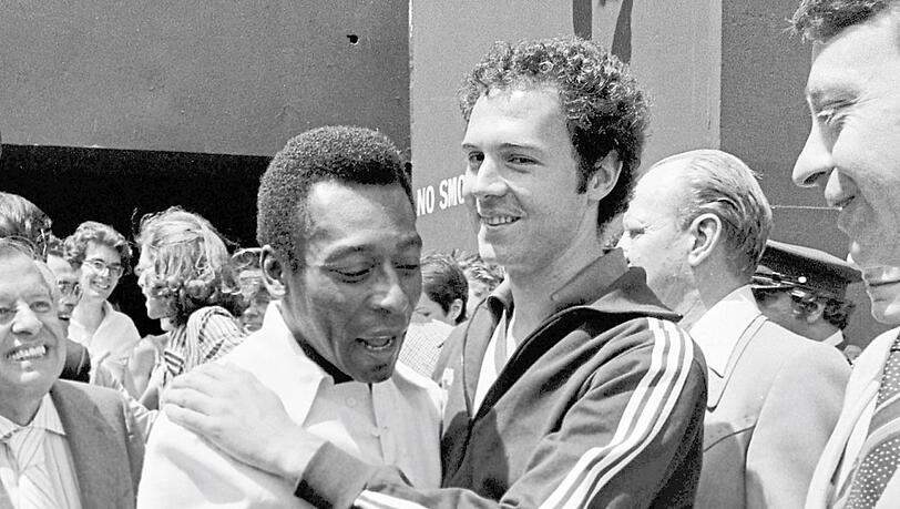 Zwei Legende in einer Mannschaft: Pelé (l.) und Beckenbauer spielen zusammen bei Cosmos New York. Zwei Legende in einer Mannschaft: Pelé (l.) und Beckenbauer spielen zusammen bei Cosmos New York.