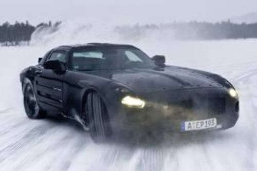 Unterwegs auf Eis und Schnee: ein noch kräftig verkleideter SLS AMG.