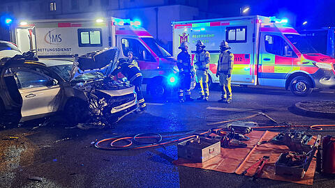 Die Feuerwehr München im Einsatz bei einem Verkehrsunfall mit eingeklemmter Person in der Von-Kahr-Straße. Die Feuerwehr München im Einsatz bei einem Verkehrsunfall mit eingeklemmter Person in der Von-Kahr-Straße.