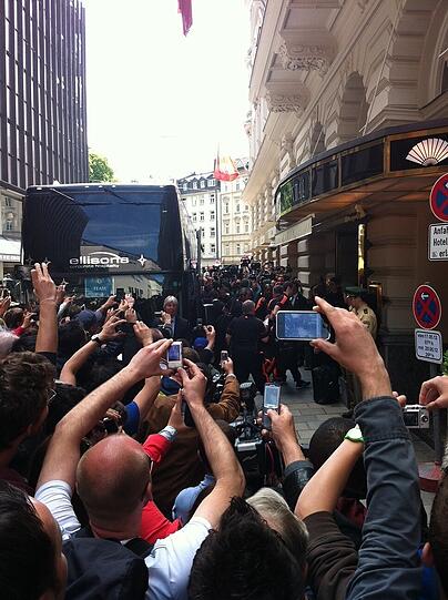 Als der Bus mit den Chelsea-Spielern dann beim Mandarin Oriental ankam, prügelten sich die Fotografen fast um das beste Foto.