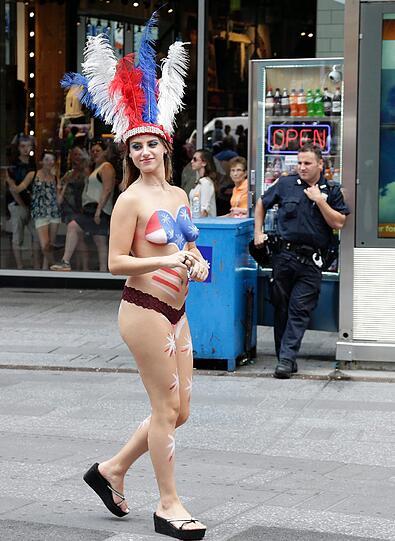 Bemalte Busen am Times Square. Die "Desnudas" sind New Yorks Bürgermeister ein Dorn im Auge.
