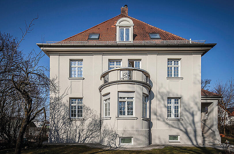 Hildachstraße 17: Das ehemalige Wohnhaus der Münchner Eggenfabrik wurde im Jahr 1913/14 von den Architektenbrüdern Martin und Valentin Ott in neuklassizistischem Reformstil erbaut.
