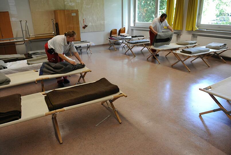 Die provisorische Sammelstelle für die Anwohner rund um den Bombenfundort in Schwabing.