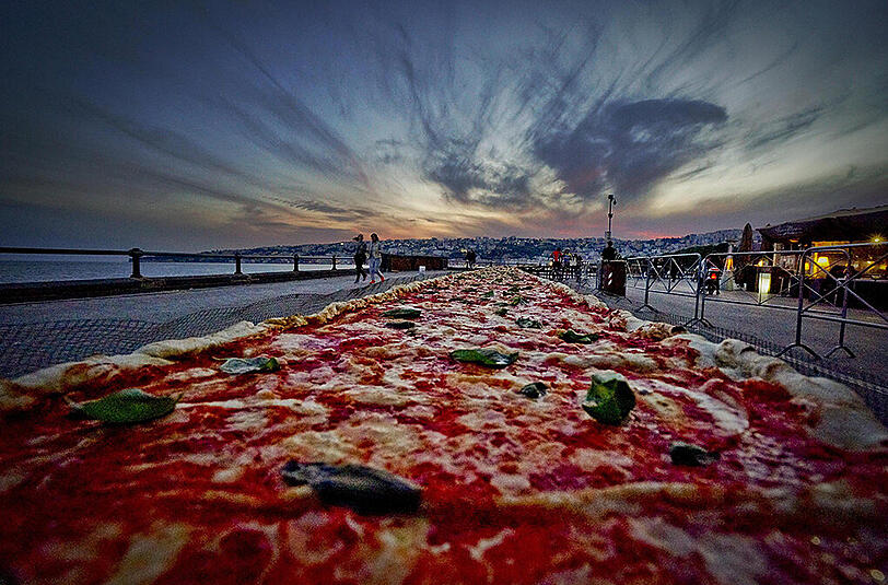 Die längste Pizza der Welt wurde in Neapel gebacken. Sie ist fast zwei Kilometer lang.