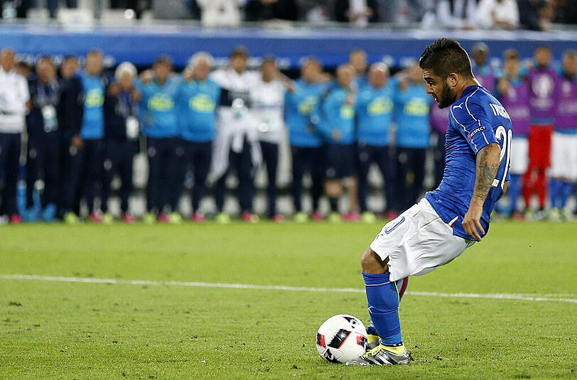1. Schuss: LORENZO INSIGNE, 0:1. Der kleinste Spieler der EM 2016 verwandelt ganz sicher. Sieben Schritte, ein Schieber in die rechte Ecke.