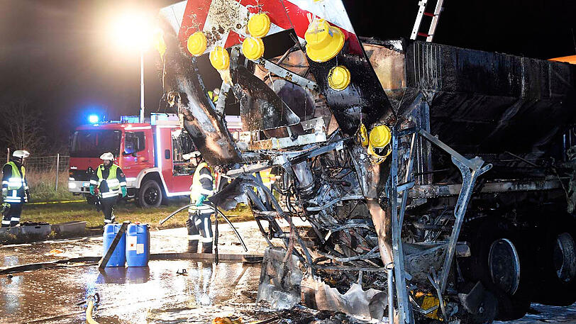 Nachdem der Lkw in den Sicherungsanhänger gekracht war, brannte dieser aus. Die Bilder.