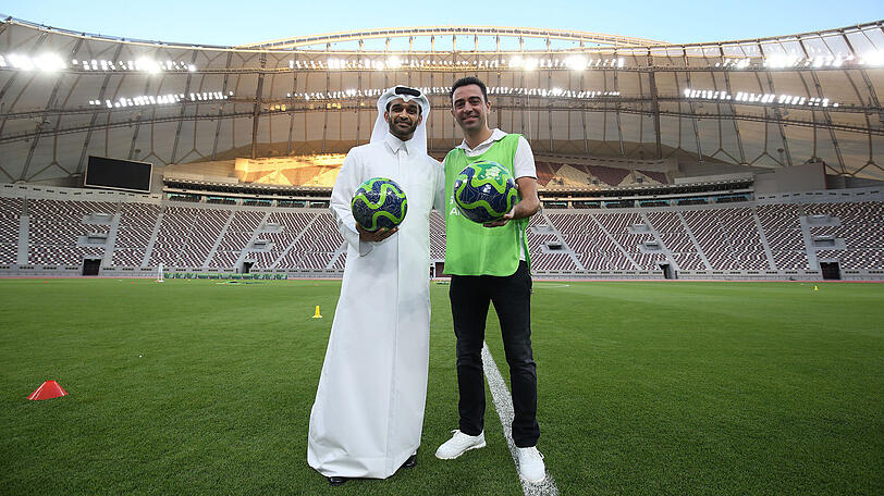 Der spanische Weltmeister Xavi (r.) mit WM-Generalsekretär Hassan Al Thawadi im Khalifa International Stadium in Doha.