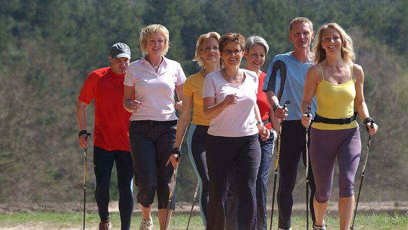 In der Gruppe macht Nordic Walking Spaß. In der Gruppe macht Nordic Walking Spaß.