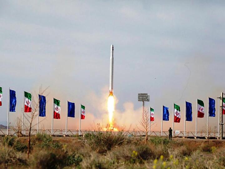 Eine iranische Rakete mit einem Satelliten an Bord startet von einem unbekannten Standort, von dem angenommen wird, dass er in der iranischen Provinz Semnan liegt.