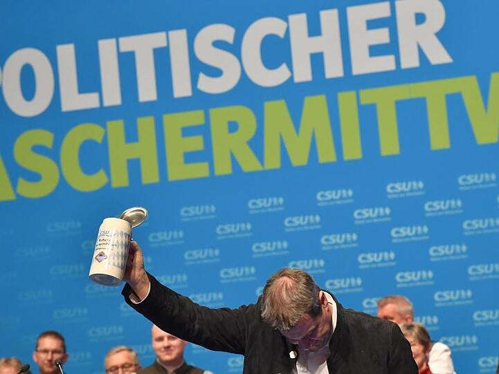 Markus Söder, CSU-Vorsitzender und Ministerpräsident aus Bayern verbeugt sich beim Politischen Aschermittwoch der CSU vor den Anwesenden.
