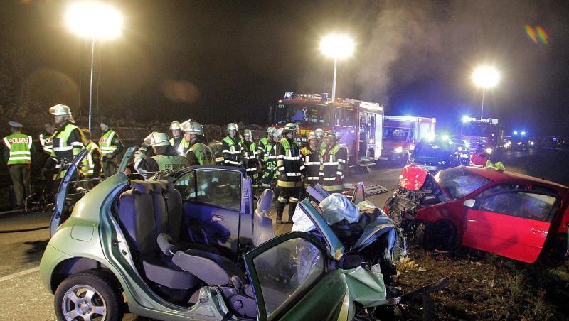 Rettungskräfte und zwei zerstörte Fahrzeuge stehen an einer Unfallstelle. Foto: Josef Reisner/dpa/Archivbild Rettungskräfte und zwei zerstörte Fahrzeuge stehen an einer Unfallstelle. Foto: Josef Reisner/dpa/Archivbild