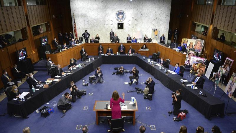 Amy Coney Barrett wird bei einer Anhörung am 12. Oktober vor dem Justizausschuss des Senats auf dem Capitol Hill vereidigt.