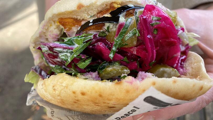 Die Sandwiches sind prall gefüllt, da kann man sich schon mal leicht bekleckern. Die Sandwiches sind prall gefüllt, da kann man sich schon mal leicht bekleckern.