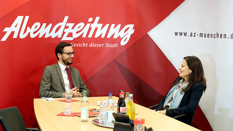 AZ-Redakteur Paul Nöllke im Gespräch mit Carmela Shamir. AZ-Redakteur Paul Nöllke im Gespräch mit Carmela Shamir.