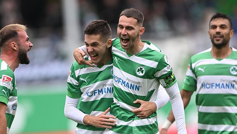 Fürths Branimir Hrgota (Mitte r) jubelt mit seinem Teamkollegen Damian Michalski über sein Tor zum 2:1.
