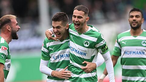 Fürths Branimir Hrgota (Mitte r) jubelt mit seinem Teamkollegen Damian Michalski über sein Tor zum 2:1.