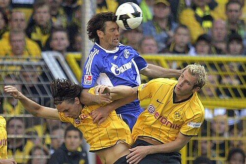 Schalkes Mladen Kristajic (M.) im Spiel gegen Dortmund